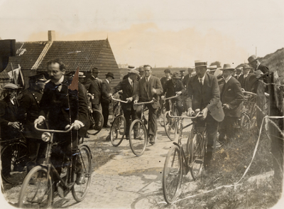 19185 Opening Rijwielpad Walcheren, 26 juni 1926, start bij Zwanenburg.Vooraan links op fiets: D.L.H. van Raalte ...