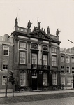 19193 Het Beeldenhuis, in 1730 door Jan Westerwijk (schepen en raad der Stad) gebouwd aan de Dokkade. In 1930 is het ...