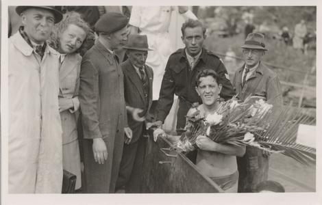 19195 Zwemwedstrijd Middelburg-Vlissingen. De winnaar J.L. Schopman.