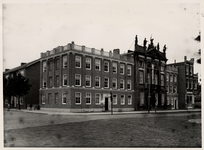 19198 De Hendrikstraat met het Beeldenhuis, gebouwd in 1730 door Jan Westerwijk op de Dokkade. Afgebroken in 1930. ...