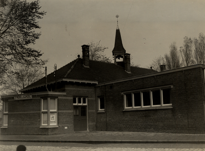 19199 De Nutskleuterschool in de Hobeinstraat, op de hoek van de Paul Krugerstraat. De school werd gebouwd in 1910. In ...