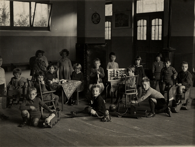 19200 De Nutskleuterschool in de Hobeinstraat, op de hoek van de Paul Krugerstraat (fröbelschooltje). De school werd ...
