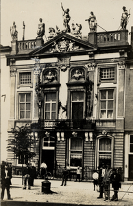 19220 Het Beeldenhuis aan de Dokkade. Afgebroken in 1930, in 1933-'34 werd de gevel herbouwd in de Hendrikstraat