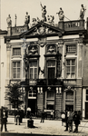 19220 Het Beeldenhuis aan de Dokkade. Afgebroken in 1930, in 1933-'34 werd de gevel herbouwd in de Hendrikstraat