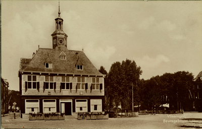 19228 'Vlissingen, Beursgebouw'. Het Beursgebouw op het Beursplein. Rechts ziet men het Bellamypark