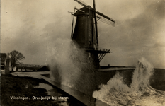 19234 'Vlissingen. Oranjedijk bij storm' De Oranjemolen (anno ca. 1650) op de Oranjedijk