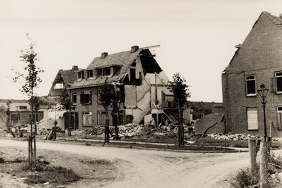 19242 Tweede Wereldoorlog. Panden in het verlengde van de van Dishoeckstraat,. Bombardement in 1943