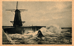 19244 'Oranje-molen. Vlissingen' De Oranjemolen op de Oranjedijk bij storm