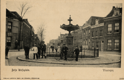 19259 'Betje Wolfsplein. Vlissingen' opgericht 24 juli 1884 op het Betje Wolffplein ter herinnering aan Elisabeth Wolff ...
