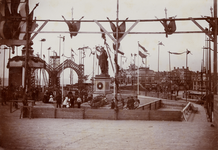 19264 Standbeeld van M.A. de Ruyter verplaatst naar de Rotonde (Boulevard de Ruyter). Na de feestelijkheden. 10 Juli ...