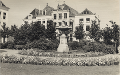 19268 Fontein op het Bellamypark. Opgericht 24 juli 1884 op het Betje Wolffplein, ter herinnering aan Elisabeth Wolff ...