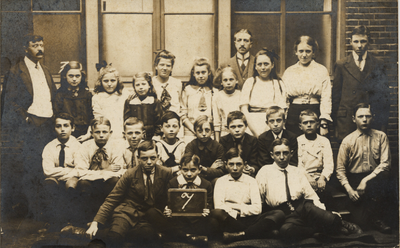 19275 Chr. school in de Palingstraat 25, klas 7. Achterste rij: links hoofdonderwijzer A. Ravesloot, 5e van links C.C. ...