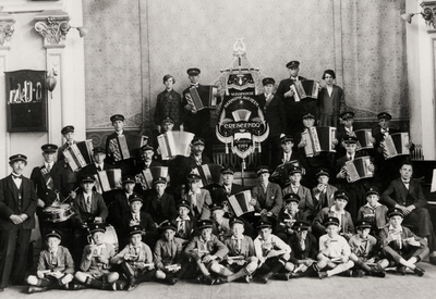 19282 Vlissingsche Harmonica vereniging 'Crescendo', opgericht in 1924, poseert in het Concertgebouw.Onderste rij: ?, ...