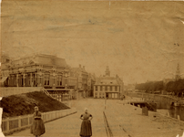 19300 Links: Hotel Bos, later hotel Noordzee-Boulevard. Midden: het Beursgebouw op het Beursplein. Rechts: de ...