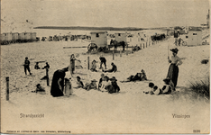 19301 'Strandgezicht. Vlissingen'Het badstrand met badkoetsen gezien in de richting van de Nolledijk.