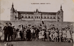 19312 'Vlissingen. Grand Hotel.'Badstrand en het Grand Hotel des Bains (later Britannia) op Boulevard Evertsen.