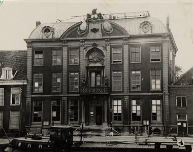 19337 Het Van Dishoeckhuis werd in 1733 gesticht door Anthony Pieter van Dishoeck. De architect was J.P. van Baurscheit ...