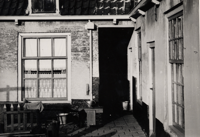 19360 De binnenplaats van het oude Gasthuis in de Koestraat.