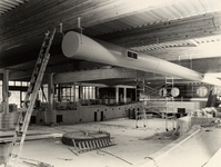 19367 Het golfslag- en wedstrijdbad van het Sportfondsenbad in aanbouw. Op 23 dec. 1985 werd het in gebruik genomen en ...