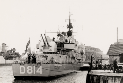 19407 Kon. Mij. de Schelde, onderzeebootjager 'Limburg' voor de Kon. Ned. Marine, liggend aan de Houtkade. Bouwnummer ...