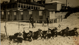 19426 Badstrand met badkoetsen en strandpaviljoen