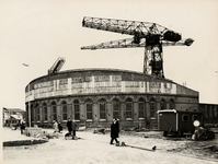 19435 Herinrichting Betje Wolffplein en het begin van de aanleg van de Walstraatpromenade. Op de achtergrond de oude ...