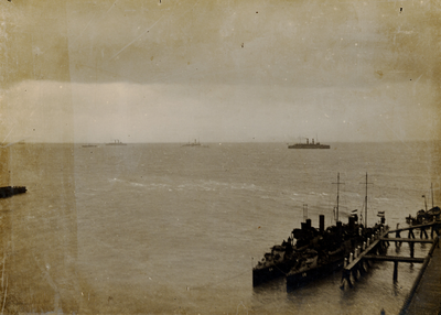 19438 Scheepvaart op de Westerschelde. Op de voorgrond aan het Roeiershoofd ziet men twee torpedobootjagers.