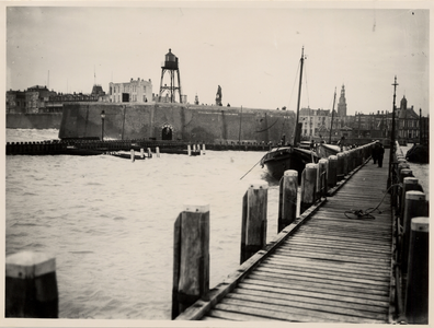 19446 De Loodsensteiger met loodsboten (voor redeafhaalboot no.3). Links op de foto het Roeiershoofd en daarachter, ...