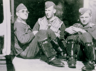 19486 Tweede Wereldoorlog. 'Gefechtsstand', vliegveld Vlissingen, februari-april 1941. Drie vliegers van de I.JG52