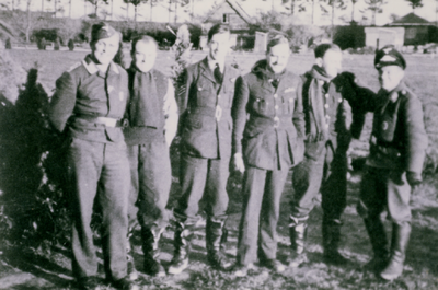 19489 Tweede Wereldoorlog. Op het vliegveld te Vlissingen. Winnaars en overwinnars, vier Engelse vliegers van een ...