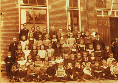 19512 Schoolklas(sen) van de Openbare school F in de Joost de Moorstraat op 'het Eiland'. Het meisje op de 2e rij van ...
