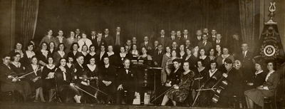19514 De socialistische gemengde zangvereniging 'De Volksstem', opgericht in 1912. Op de bovenste rij 2e van l. staat ...