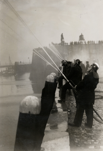 19530 Oefening van de Vlissingse brandweer bij de Voorhaven in Vlissingen onder leiding van commandant Agterberg. Op de ...