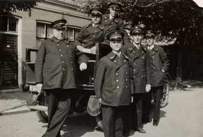 19531 Brandweerlieden en de bagagewagen van de brandweer in Vlissingen