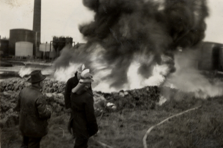 19533 Oefening van de Vlissingse brandweer op het terrein van de Vlismar aan de Prins Hendrikweg in Vlissingen. Het ...
