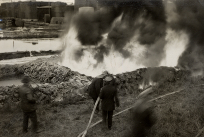 19534 Oefening van de Vlissingse brandweer op het terrein van de Vlismar aan de Prins Hendrikweg in Vlissingen. Het ...