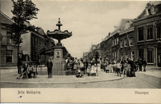 19543 'Betje Wolfsplein. Vlissingen' met fontein. Op de achtergrond de Badhuisstraat