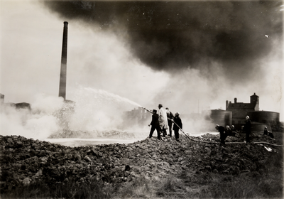19545 Oefening van de Vlissingse brandweer op het terrein van de Vlismar aan de Prins Hendrikweg. Het blussen met luchtschuim