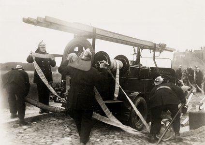 19550 Oefening van de Vlissingse brandweer bij de Voorhaven in Vlissingen onder leiding van commandant Agterberg