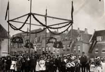 19585 Grote Markt 23 augustus 1894. Op die dag werd het naar de Boulevard (Rotonde) verplaatste standbeeld van M.A. de ...