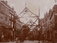 19589 Erebogen op de Nieuwendijk t.g.v. de feestelijke verplaatsing van het standbeeld van M.A. de Ruyter van het De ...