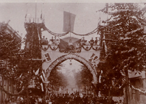 19591 Erepoort in de Palingstraat t.g.v. de feestelijke verplaatsing van het standbeeld van M.A. de Ruyter van het De ...