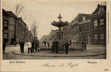 19603 'Betje Wolfsplein. Vlissingen' met fontein. Op de achtergrond de Badhuisstraat