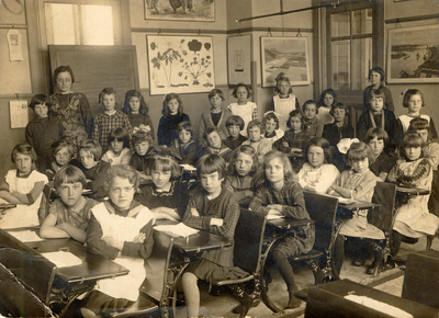 19606 Klas 3 van de RK meisjesschool (St. Annaschool) aan het Bellamyark en Breestraat. Rij 1 van l. naar r.: Victorien ...
