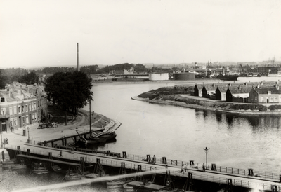 19609 De Schip- of Scheepjesbrug over de Dokhaven. Vòòr ca. 1930 lag deze brug recht tegenover het stadhuis aan de ...