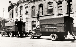 19613 Tweede Wereldoorlog. Wagens van Stoomtram Walcheren in de Aagje Dekenstraat bij het Betje Wolffplein