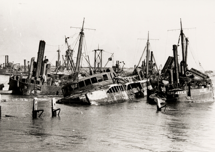 19615 Tweede Wereldoorlog. Scheepswrakken in de Buitenhaven na de bevrijding