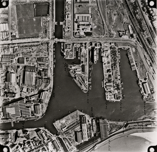 19643 Luchtfoto van Vlissingen. Onderaan de gebouwen en het terreinen van de Koninklijke Maatschappij de Schelde (KMS) ...