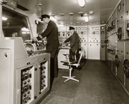 19645 Controlekamer in de machinekamer van de Prinses Christina, een dubbeldekker op de dienst Kruiningen-Perkpolder. ...