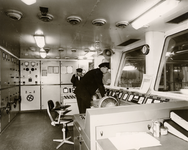 19649 Controlekamer in de machinekamer van de op de lijn Kruiningen-Perkpolder varende dubbeldekker Prinses Christina. ...
